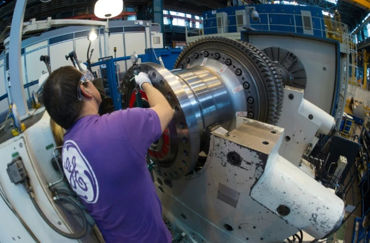 Un employé de General Electric dans l'usine de Belfort, dans l'est de la France, le 27 octobre 2015