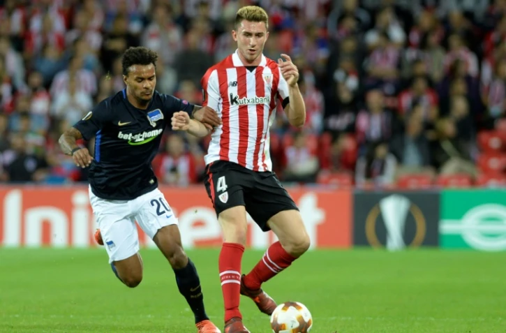 Le défenseur de l'Athletic Bilbao Aymeric Laporte (d) à la lutte avec le milieu de Berlin Valentino Lazaro, le 23 novembre 2017 à Bilbao