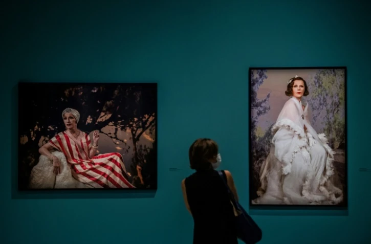 Une visiteuse de l'exposition consacrée à la photographe américaine Cindy Sherman, le 17 septembre 2020 à la Fondation Louis Vuitton, à Paris