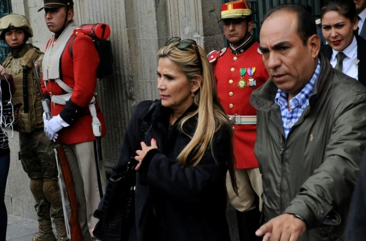 La présidente par intérim Jeanine Añez sort du palais Quemado, le 13 novembre 2019 à La Paz