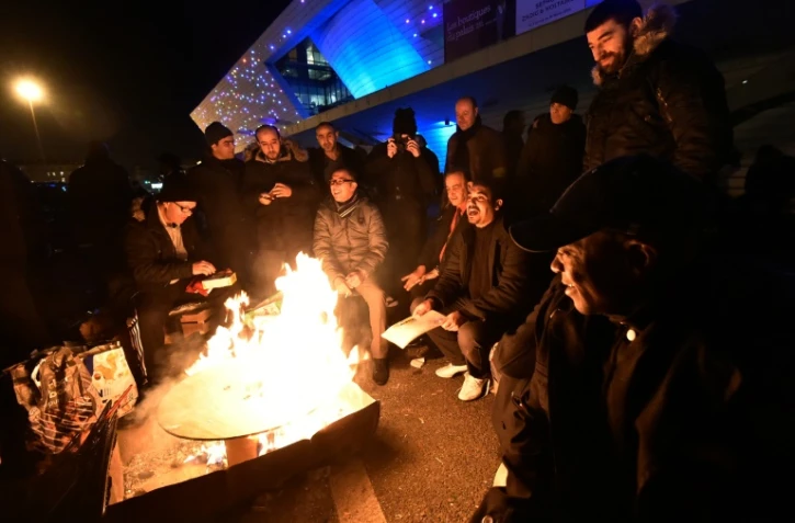 Des chauffeurs de taxis en grève le 28 janvier 2016 à la Porte Maillot, à Paris