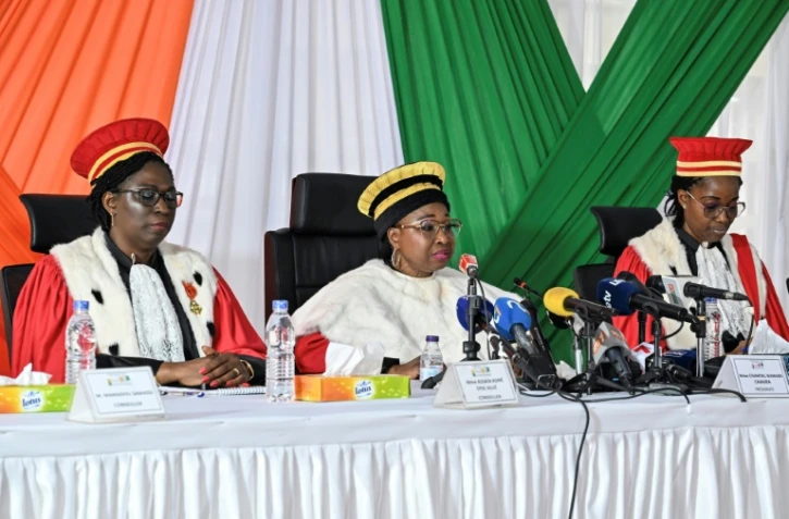 Chantal Nanaba Camara (c), présidente du Conseil constitutionnel, aux côtés de ses conseillers, lors de la publication de la liste définitive des candidats éligibles à l'élection présidentielle du 25 octobre 2025, au siège du Conseil constitutionnel à Abidjan, le 8 septembre 2025