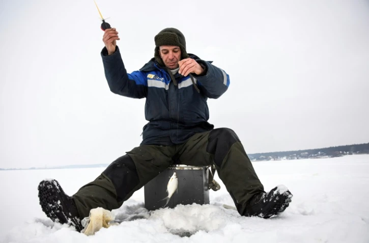 Artiom Ivanov un ouvrier de Maslova Pristan (Russie), pêche dans la glace à quelques kilomètres de la frontière avec l'Ukraine, le 27 janvier 2022