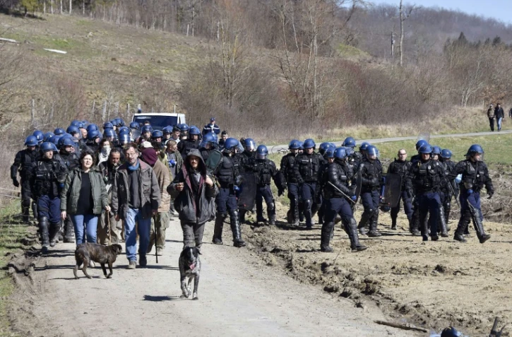 Des gendarmes évacuent des opposants au barrage de Sivens (Tarn), le 6 mars 2015 