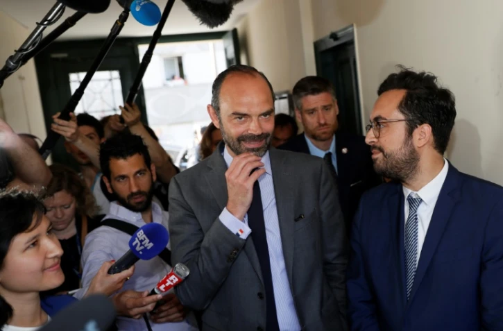 Le Premier ministre Edouard Philippe (c) parle à la presse aux côtés du secrétaire d'Etat Mounir Mahjoubi, candidat aux législatives à Paris, le 26 mai 2017 à Paris