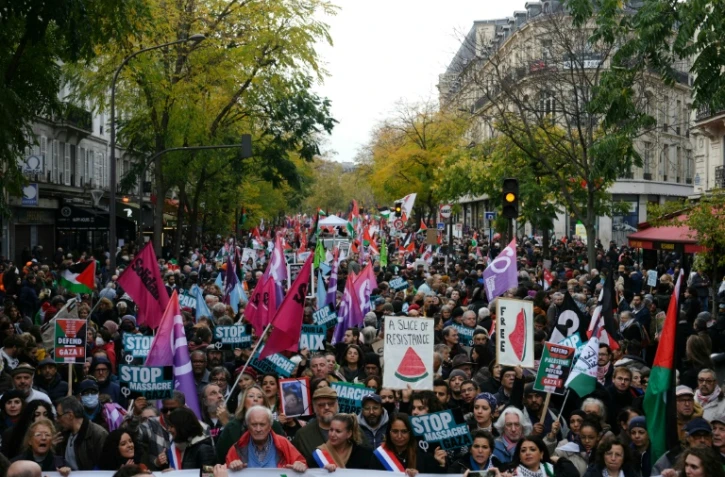 Les manifestants, y compris la coalition de gauche Nupes - Mathilde Panot (C), députée LFI, participent à une manifestation pour exiger un cessez-le-feu immédiat à Gaza sur la Place de la République à Paris, le 11 novembre 2023