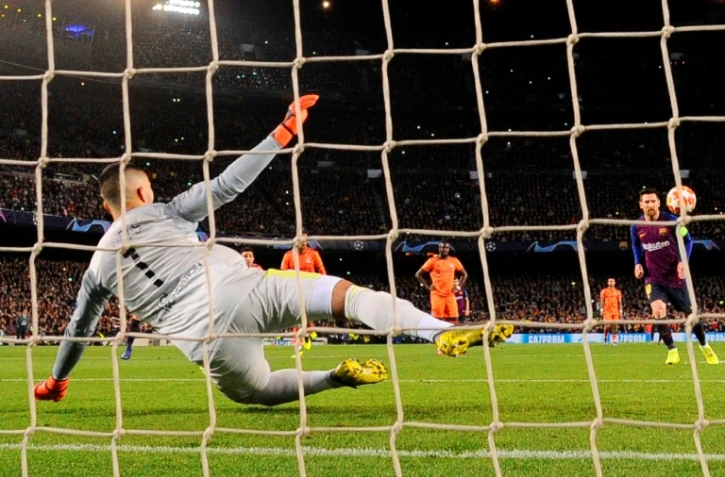 La star du Barça Lionel Messi marque un penalty contre Lyon en 8es de finale retour de Ligue des champions, le 13 mars 2019 au Camp Nou