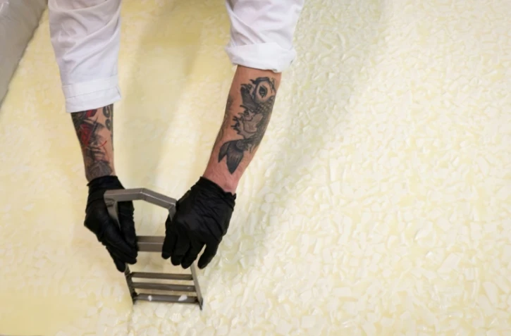 Un détenu au travail dans la laiterie de la prison de Smolyan en Bulgarie, le 12 mai 2025