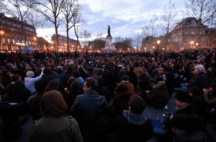 Des manifestants participent au mouvement "Nuit debout", le 11 avril 2016, place de la République à Paris