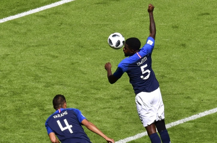 Le défenseur de l'équipe de France Samuel Umtiti fait une main dans la surface contre l'Australie, le 16 juin 2018 à Kazan