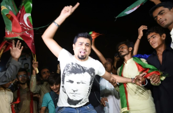 Des partisans d'Imran Khan, vainqueur autoproclamé des élections, célèbrent 
l'événement à Karachi le 26 juillet 2018.