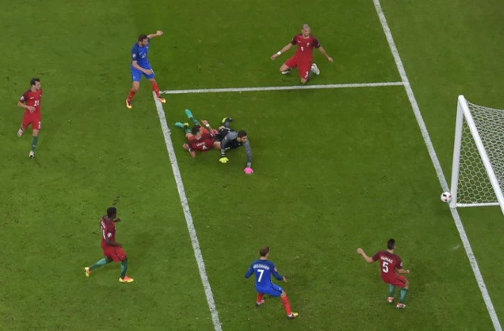Le tir sur le poteau de l'attaquant français André-Pierre Gignac, en finale de l'Euro face au Portugal, le 10 juillet 2016 au Stade de France