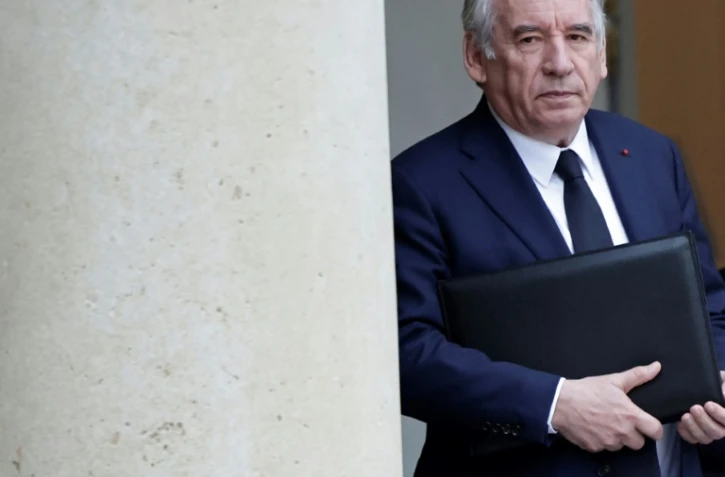 Le Premier ministre François Bayrou quitte le Palais présidentiel de l'Elysée après la réunion hebdomadaire de son cabinet, le 21 avril 2025