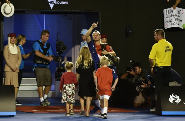 Lleyton Lleyton Heiwtt (c) entouré de membres de sa famille après son dernier mach sur circuit perdu contre David Ferrer à l'Open d'Australie, le 21 janvier 2016 à Melbourne