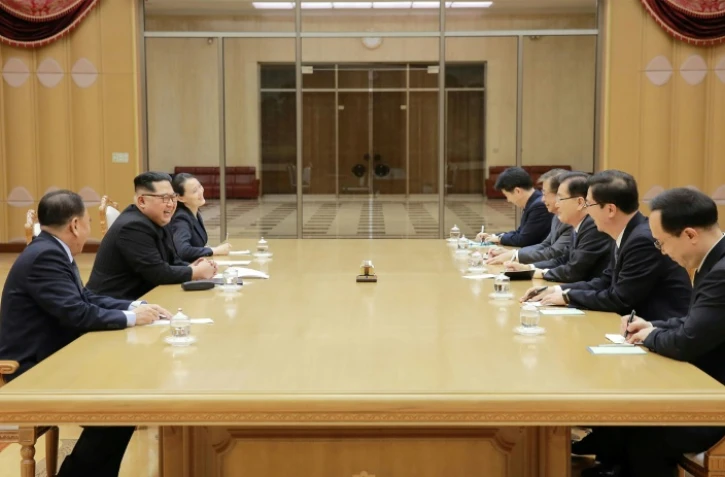 Photo fournie par l'agence officielle nord-coréenne de la rencontre entre Kim Jong-Un et une délégation sud-coréenne, le 5 mars 2018