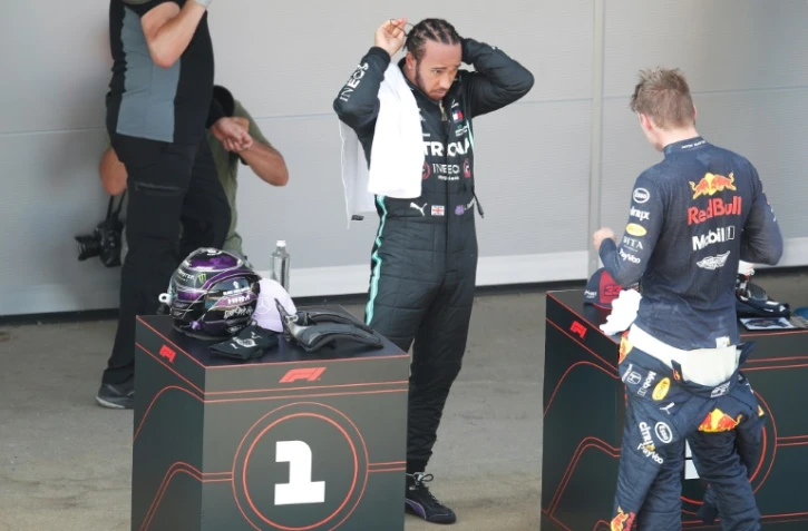 Le Britannique Lewis Hamilton (Mercedes) parle avec le Néerlandais Max Verstappen (Red Bull, d) après les qualifications du GP d'Espagne, le 15 août 2020 à Montmelo, près de Barcelone