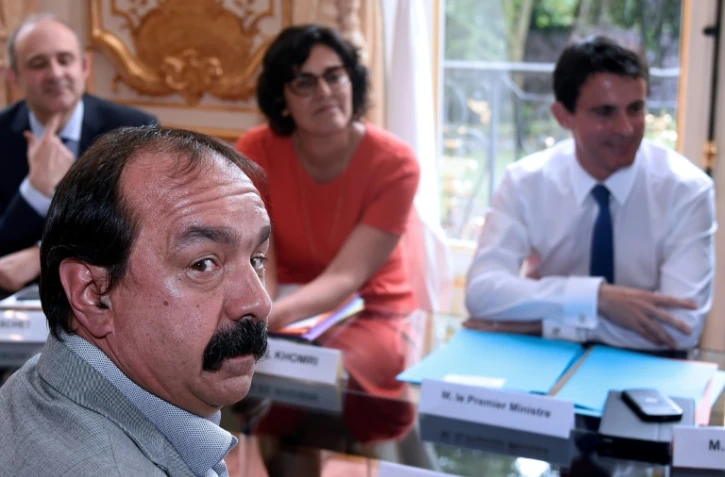 Philippe Martinez, secrétaire général de la CGT (au premier plan), lors de son entrevue avec le Premier ministre Manuel Valls (d) et la ministre du Travail Myriam El Khomri, le 29 juin 2016 à Matignon