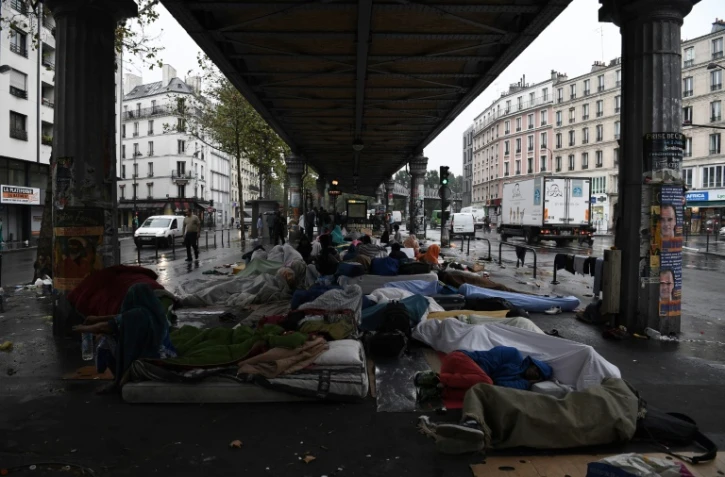 Un campement de migrants sous le métro aérien, le 15 septembre 2016 à Paris