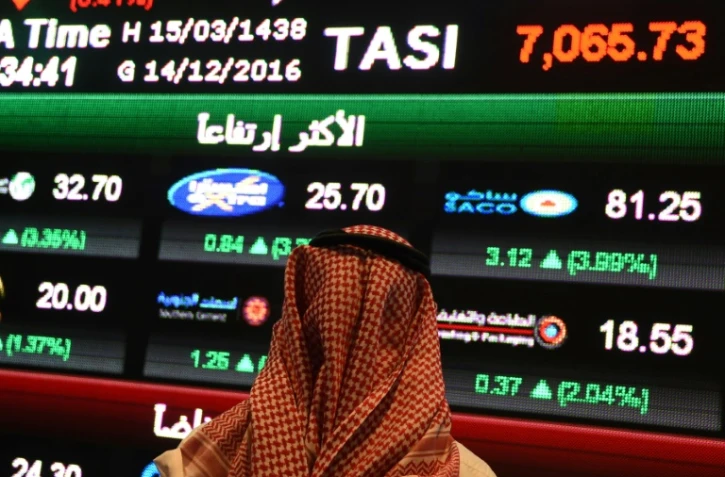 Un Saoudien observe l'indice Tadawul All-Shares Index (Tasi) à Ryad, le 14 décembre 2016.
