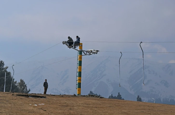 Absence de neige sur les pistes de la station de Gulmarg, dans l'Himalaya indienne, le 17 janvier 2024