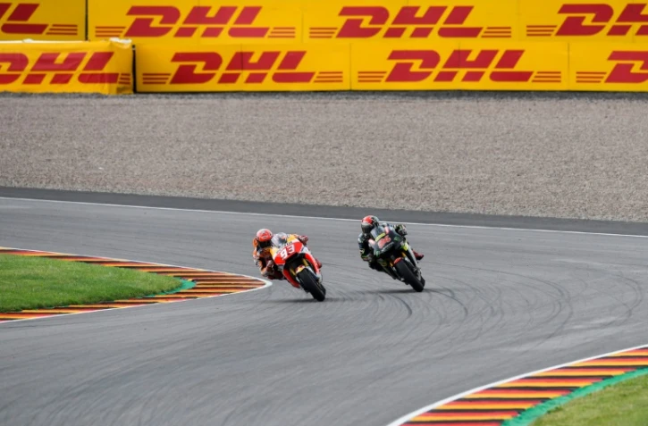 L'Espagnol Marc Marquez (g) au guidon de sa Yamaha lors du GP d'Allemagne, catégorie MotoGP, le 2 juillet 2017 à  Hohenstein-Ernstthal