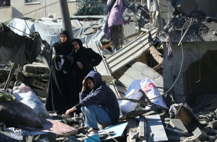 Des Palestiniens dans les ruines du camp de réfugiés de Nousseirat, dans le centre de la bande de Gaza, après une frappe israélienne le 23 mars 2025