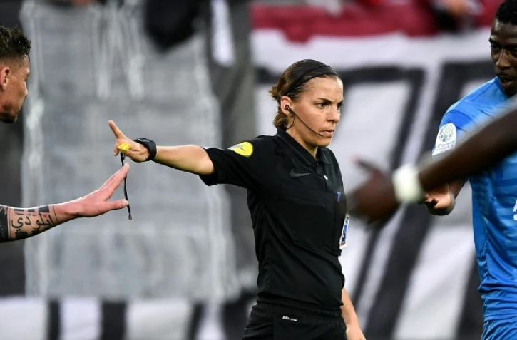 L'arbitre française Stéphanie Frappart lors du match de L2 entre Valenciennes et Béziers le 19 avril 2019