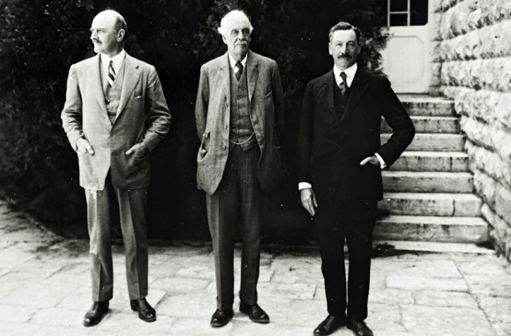 Photo obtenue auprès du Bureau de presse du gouvernement israélien le 24 octobre 2017, montrant l'ancien ministre britannique des Affaires étrangères Arthur Balfour (centre), l'ancien général britannique Edmund Allenby (gauche) et le Haut commissaire britannique pour la Palestine Herbert Samuel en 1925 à Jérusalem