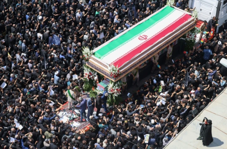 Une foule immense rassemblée à Téhéran pour les funérailles du président Ebrahim Raïssi, le 22 mai 2024 en Iran