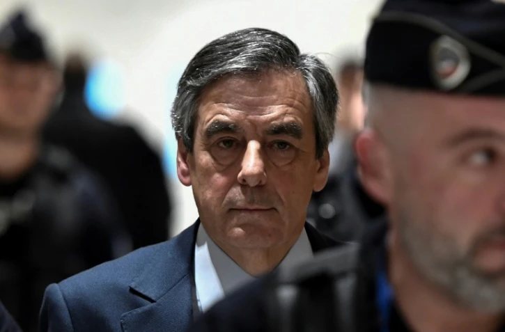 L'ancien Premier ministre François Fillon entre au tribunal, à Paris, le 27 février 2020