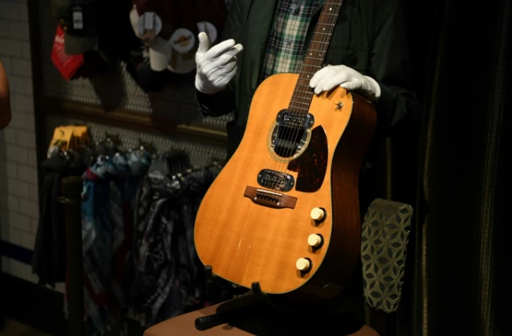 Photo fournie par la maison d'enchÚres Julien le 11 mai 2020 de la guitare de Kurt Cobain, qui a été adjugée à 6 millions de dollars