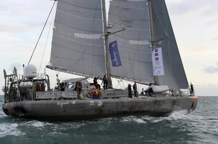 La goélette Tara quitte le port de Lorient le 12 décembre 2020