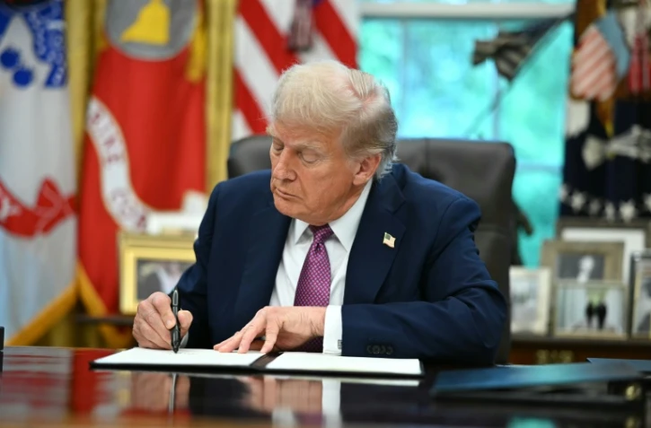 Le président américain Donald Trump signe un décret, le 5 septembre 2025 à la Maison Blanche
