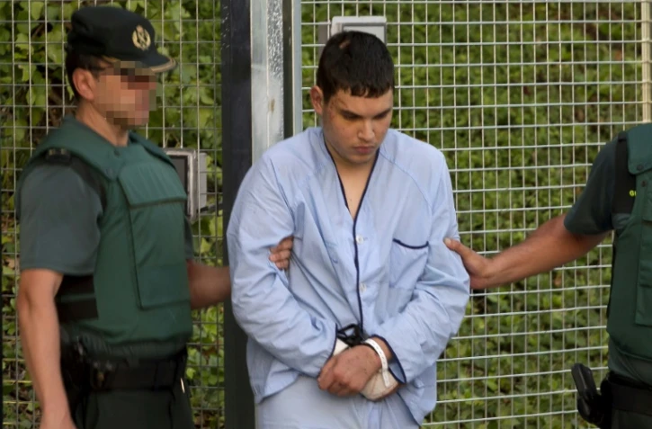 Mohamed Houli Chemlal, un Espagnol de 21 ans, membre présumé de la cellule jihadiste responsable des attentats en Catalogne, sort d'un centre de détention escorté par la guarde civile le 22 août 2017 à Tres Cantos, près de Madrid