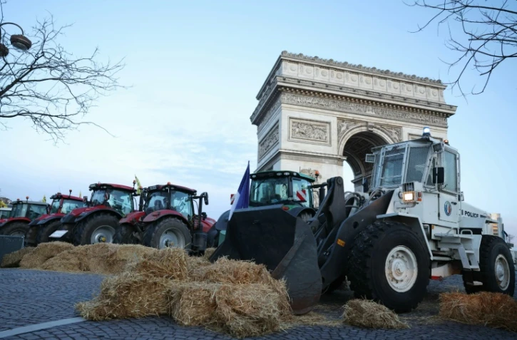 Action surprise autour de l'Arc de Triomphe, la tension agricole toujours vive