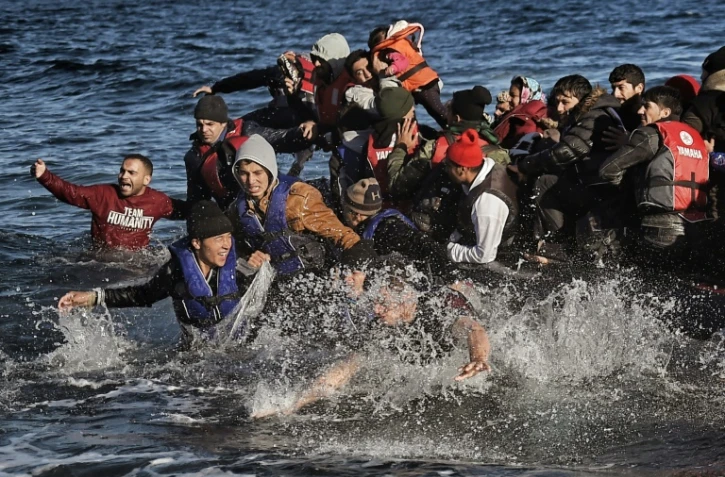 Des migrants venus de Turquie arrivent sur l'île grecque de Lesbos le 2 novembre 2015
