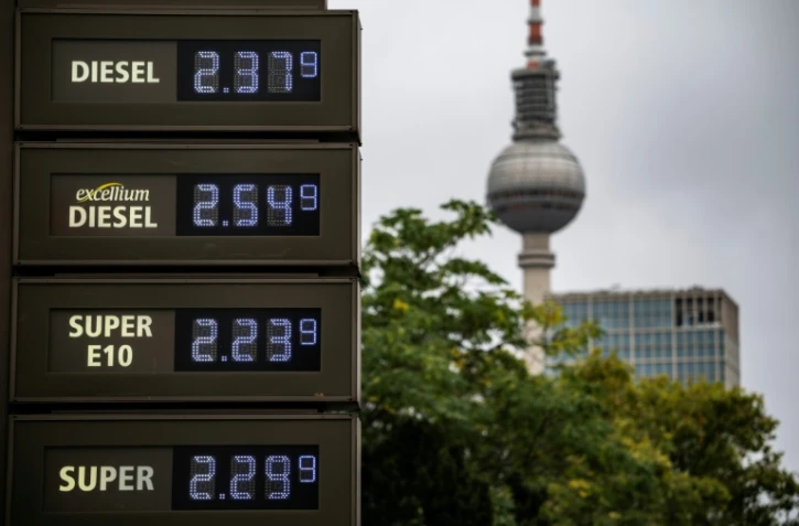 Un panneau affiche les prix du carburant dans une station-service Ă Berlin, le 2 octobre 2026