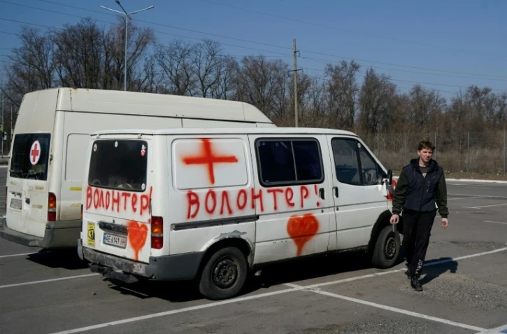 Le mot "volontaire" sur le véhicule d'un convoi apportant vivres et médicaments aux habitants de Marioupol, le 29 mars 2022 à Zaporojie, en Ukraine
