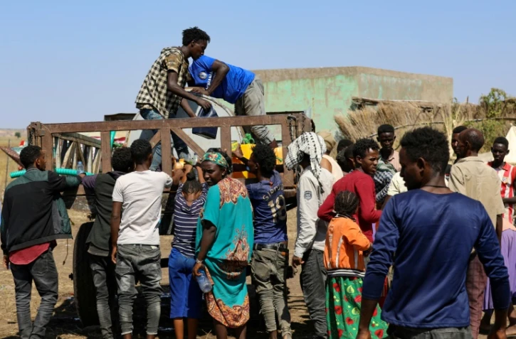Des Ethiopiens, qui ont fui les combats, arrivent dans un camp de réfugiés à Hamdaïr, au Soudan, le 12 novembre 2020