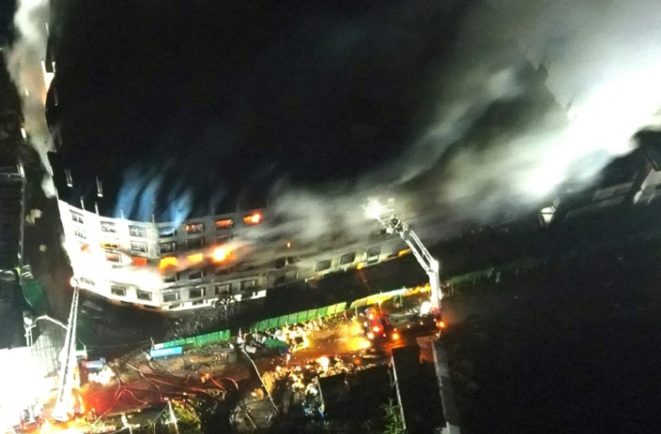 Une vue aérienne de l'incendie qui a ravagé une usine à Narayanganj au  Bangladesh le 9 juillet 2021