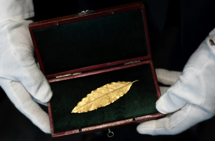 Photographie prise le 15 novembre 2017 à Paris d'une feuille de laurier en or destinée à la couronne portée par Napoléon lors de son sacre en 1804 et adjugée le 19 novembre à 625.000 euros (frais inclus), lors d'une vente aux enchères organisée à Fontainebleau 