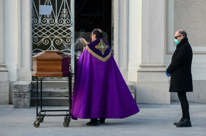 Enterrement au cimetière de Seriate, près de Bergame, dans le nord de l'Italie, le 20 mars 2020