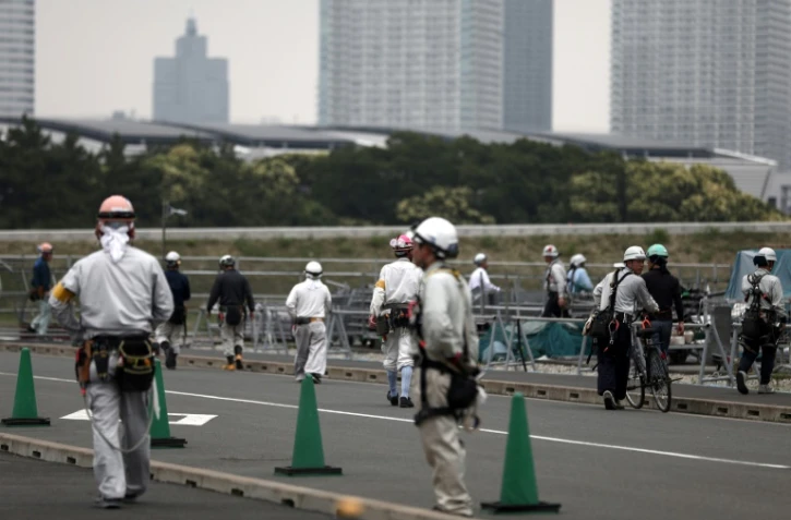 Des ouvriers sur le chantier de construction du centre de gymnastique pour les JO-2020, le 3 juillet Ă Tokyo
