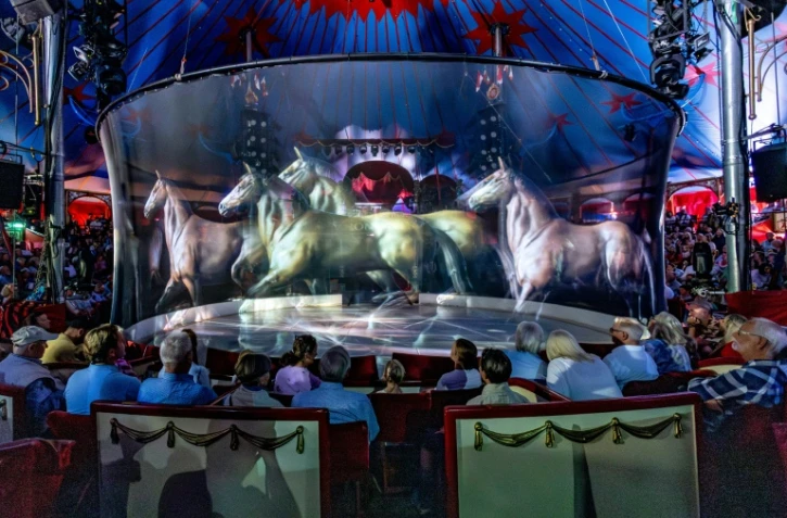 Une projection holographique de chevaux au cirque Roncalli, le 16 août 2023 à Lübeck, dans le nord de l'Allemagne