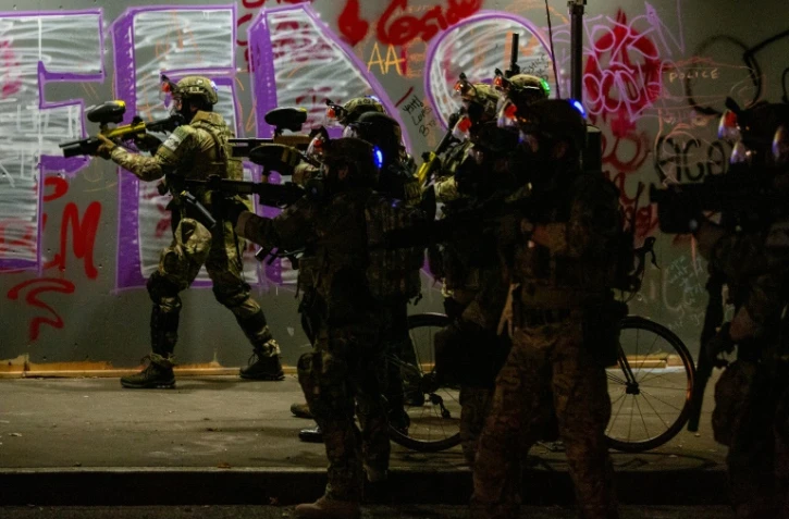 Intervention de policiers fédéraux lors d'une nuit de manifestations contre les violences policières, le 29 juillet 2020 à Portland