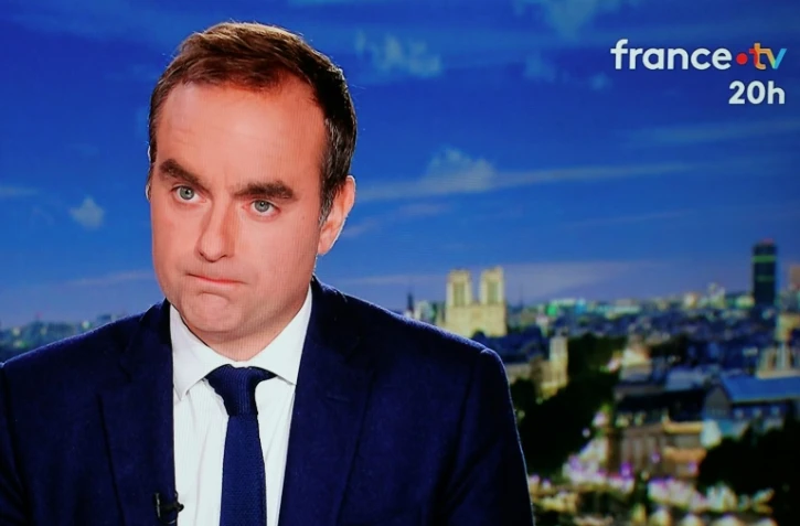 Le Premier ministre sortant, Sébastien Lecornu, sur le plateau de la télévision France 2 à Paris, le 8 octobre 2025