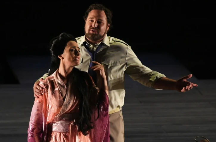 La soprano albanaise Ermonela Jaho, et le ténor américain Bryan Hymel dans " Madama Butterfly" le 7 juillet 2016 à Orange