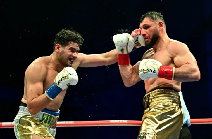 Le Français Arsen Goulamirian (d.) combat le Mexicain Gilberto "Zurdo" Ramirez pour défendre son titre WBA des lourds-légers à Inglewood (Californie), le 30 mars 2024