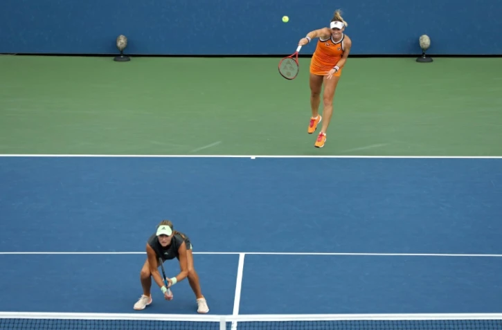 La Française Kristina Mladenovic (devant) et sa partenaire de double, la Hongroise Timea Babos, lors de l'US Open 2019, à New York, le 3 septembre