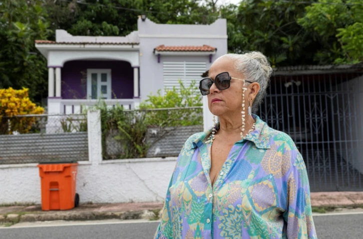 Gloria Cuevas devant son ancienne maison convertie en Airbnb à Rincon, le 14 juillet 2025 à Porto Rico